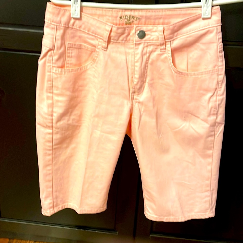 NWOT Womens Riders by Lee pink shorts. Stretchy give to fabric. Size 8.